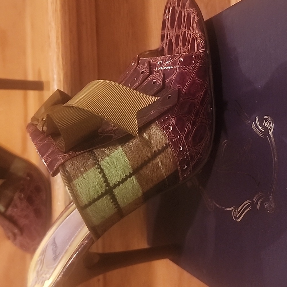 NIB Hale Bob "Monaco" Brown Croco Heels Size 10